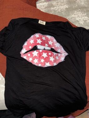 BiBi Black Tee with Star-Spangled Red Lips Graphic